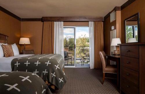 Bishop Hotel | Experience Wayfinder Bishop: Pet-Friendly Retreat with Pool