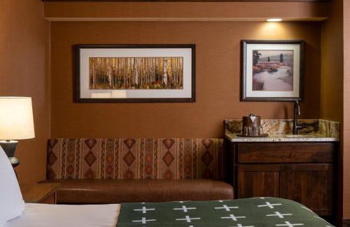 Bishop Hotel | Experience Wayfinder Bishop: Pet-Friendly Retreat with Pool