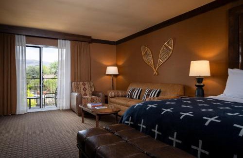 Bishop Hotel | Experience Wayfinder Bishop: Pet-Friendly Retreat with Pool