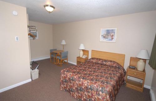 St Ignace Hotel | Budget-Friendly Wayside Motel with Kitchen & Family Comfort