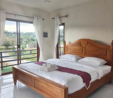 Huai Makhuea Som Hotel | Cozy WC Coffee&ไร่หวานซึ้ง with Hot Tub & Breakfast