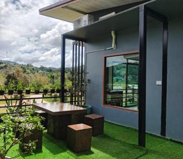 Huai Makhuea Som Hotel | Cozy WC Coffee&ไร่หวานซึ้ง with Hot Tub & Breakfast