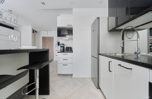 Fabryczna Apartment | Pet-Friendly Studio with Balcony in Wrocław's Wełniana 70