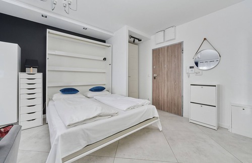 Fabryczna Apartment | Pet-Friendly Studio with Balcony in Wrocław's Wełniana 70