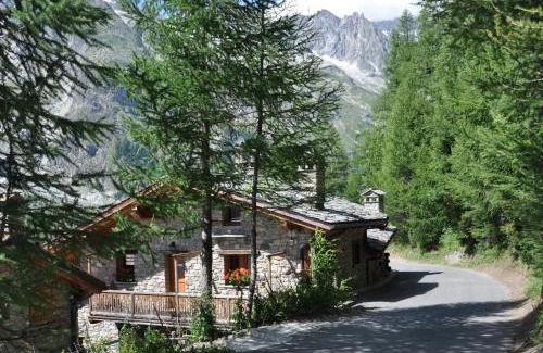 Courmayeur Apartment | Elegant Chalet aux pieds du Mont-Blanc - 10/10 Guest Rated