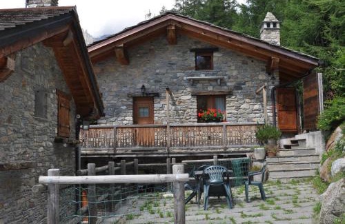 Courmayeur Apartment | Elegant Chalet aux pieds du Mont-Blanc - 10/10 Guest Rated