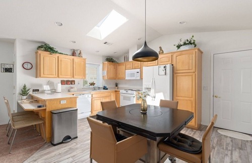 Grants Pass House | Guest Rated 10/10: Relax in Our Duplex with Spa & Hot Tub