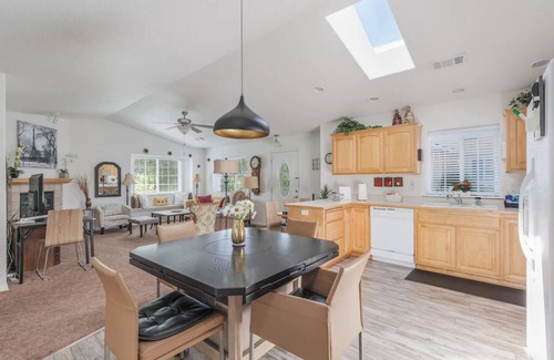 Grants Pass House | Guest Rated 10/10: Relax in Our Duplex with Spa & Hot Tub