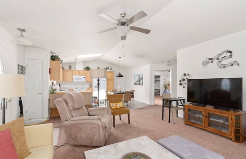 Grants Pass House | Guest Rated 10/10: Relax in Our Duplex with Spa & Hot Tub
