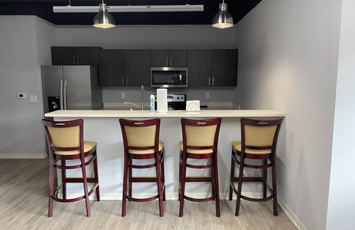 Dearborn Apartment | Convenient Hotel Near Restaurants and Airport Amenities