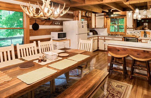 Greeneville Cabin | Cozy Log Cabin Near Appalachian Trail with Fire Pit & Fishing
