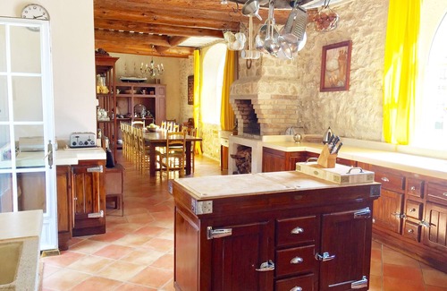 Althen-des-Paluds House | Limited Availability: Book Your Pet-Friendly Stay Now!