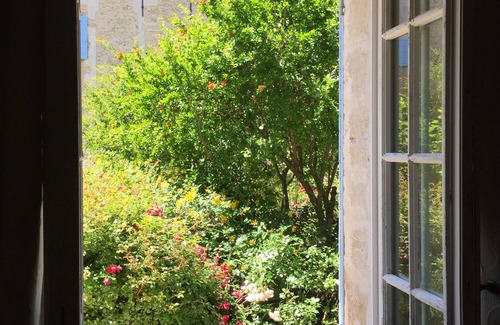 Althen-des-Paluds House | Limited Availability: Book Your Pet-Friendly Stay Now!