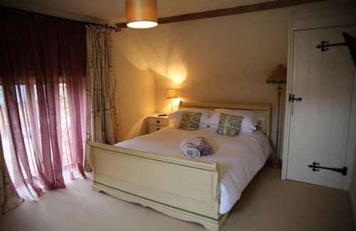 Wimborne Saint Giles Cottage | Cozy Weavers Cottage: Family-Friendly Retreat in Nature