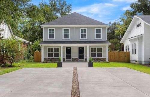 Columbia House | WeCo Duplex: Spacious 8 BR Retreat for Up to 16 Guests