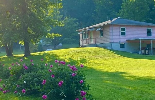 Portland House | Guest Rated 10/10: Weddle Lodging with Family-Friendly Perks