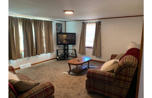 Portland House | Pet-Friendly Weddle Lodging & Outfitters in White House