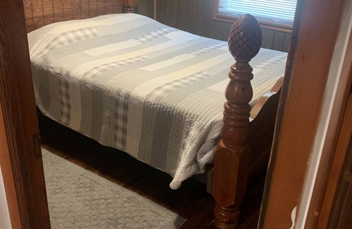 Portland House | Pet-Friendly Weddle Lodging & Outfitters in White House