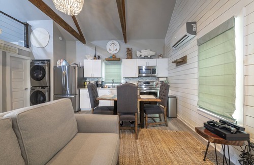 Long Mott Cottage | Oceanfront Wedge Wood Cottage with Spa & Hot Tub