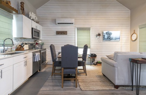 Long Mott Cottage | Oceanfront Wedge Wood Cottage with Spa & Hot Tub