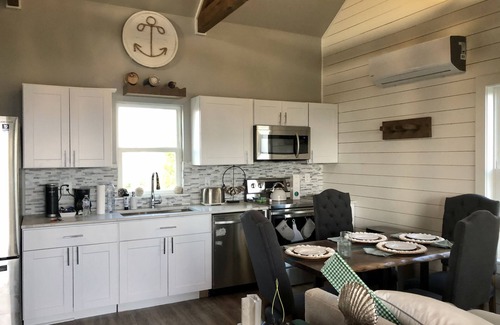 Long Mott Cottage | Oceanfront Wedge Wood Cottage with Spa & Hot Tub