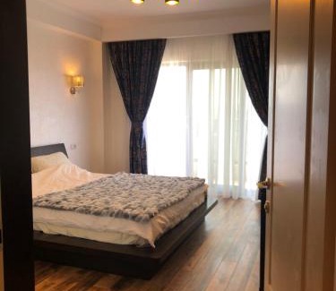 Craiova Apartment | Weekend Vibes: 4-Star Hotel with Breakfast & Top Reviews