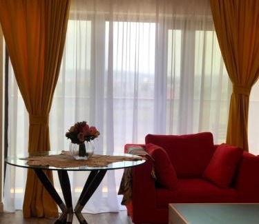 Craiova Apartment | Weekend Vibes: 4-Star Hotel with Breakfast & Top Reviews