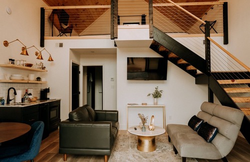 Gatlinburg - Pigeon Forge Cottage | Guest Rated: 9.8 - Mountain View Hot Tub Retreat Awaits
