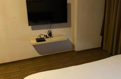 Surat Hotel | Cozy Weekend Homestay by Shan with Pool & Restaurant