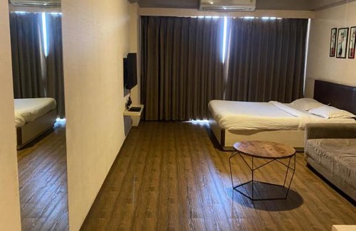Surat Hotel | Cozy Weekend Homestay by Shan with Pool & Restaurant