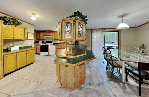 Put-in-Bay Cabin | Relaxing Retreat: Ideal for Groups with Pool & Kitchen