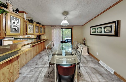Put-in-Bay Cabin | Relaxing Retreat: Ideal for Groups with Pool & Kitchen