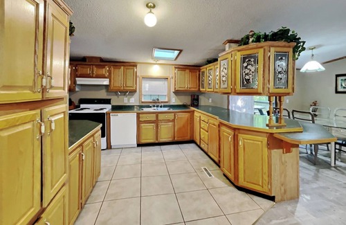 Put-in-Bay Cabin | Relaxing Retreat: Ideal for Groups with Pool & Kitchen