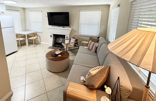 Bayshore Gardens House | Unforgettable Beach Getaways: Reserve Your Oceanfront Escape!