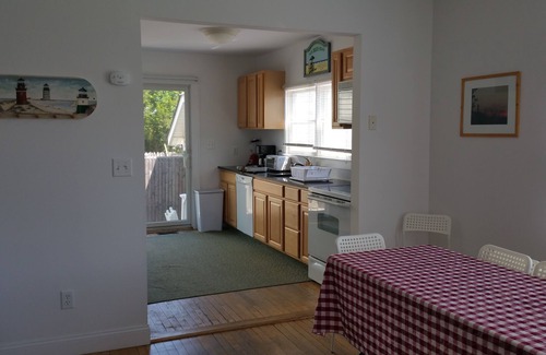 Kismet House | Ideally Located: Steps to Beach, Town & Ferries - 9.8 Rated