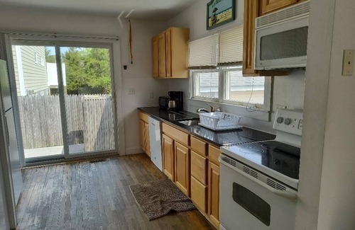 Kismet House | Ideally Located: Steps to Beach, Town & Ferries - 9.8 Rated