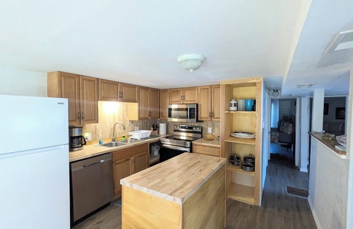 Spring Hill Cottage | Discover Weeki Fun House: Family-Friendly & Pet Welcoming