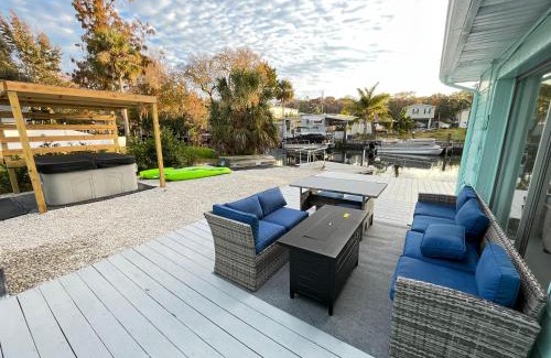 Weeki Wachee Gardens House | Pet-Friendly Weeki Wachee Retreat with Hot Tub & Kayaks
