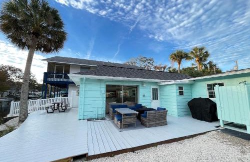 Weeki Wachee Gardens House | Pet-Friendly Weeki Wachee Retreat with Hot Tub & Kayaks