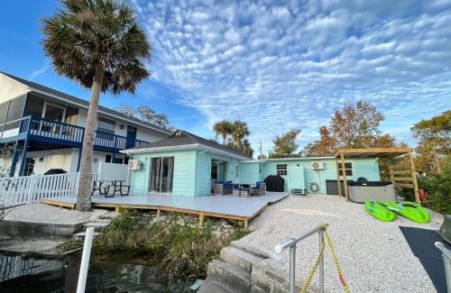 Weeki Wachee Gardens House | Pet-Friendly Weeki Wachee Retreat with Hot Tub & Kayaks