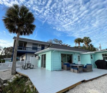 Weeki Wachee Gardens House | Pet-Friendly Weeki Wachee Retreat with Hot Tub & Kayaks