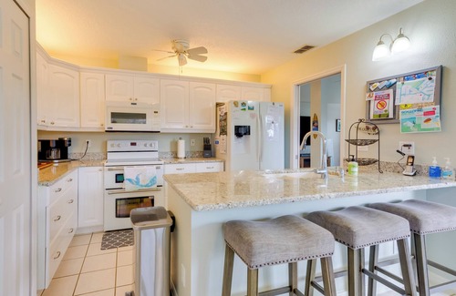 Weeki Wachee Gardens House | Idyllic Weeki Wachee River Home by the Park - Guest Rated 9.8