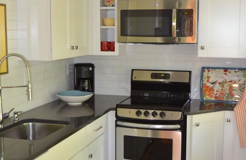 Sebastopol Cottage | Exclusive Discounts on Weekly & Monthly Stays with Pool