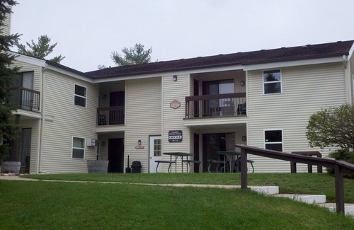 Oconomowoc Condo | Convenient Rentals: Family-Friendly 2 Bedroom/2 Bath Unit!
