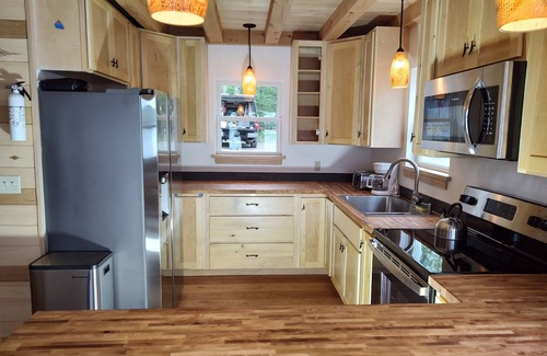 Albion House | Discover Lovejoy Pond: Pet-Friendly Retreat in Albion