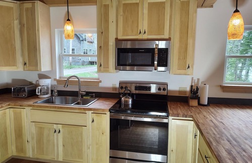 Albion House | Discover Lovejoy Pond: Pet-Friendly Retreat in Albion