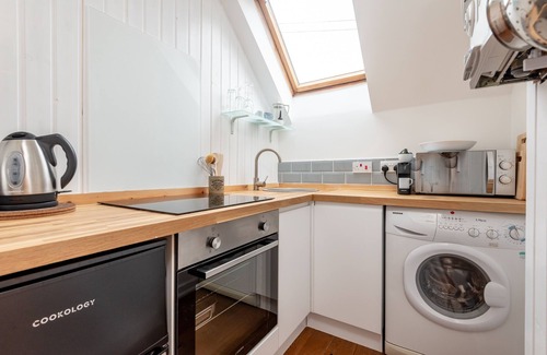 St. Andrews Apartment | Prime Location in Golf's Heart with Kitchen Amenities