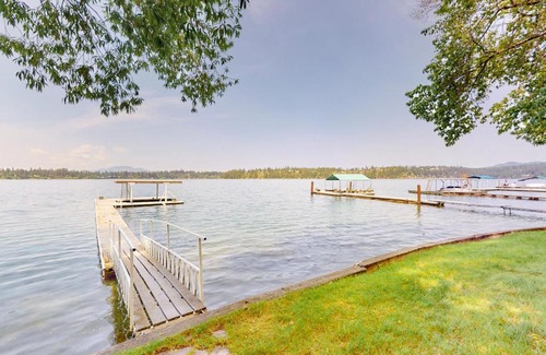 Clarksville House | Discover the Weeping Willow Cabin: Family-Friendly Retreat