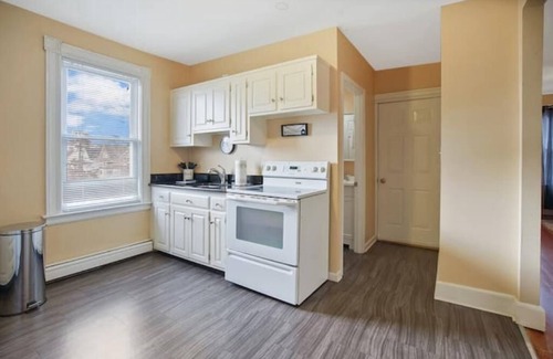 West Hartford House | Pet-Friendly Getaway at WeHa Oak Haven for Families