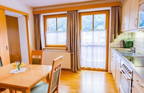 Weissenbach Apartment | Family-Friendly Retreat at Gästehaus Hartweger – Weißenbach